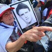 אימו של החייל משה תמם הי"ד אוחזת בתמונתו. | מרים צחי