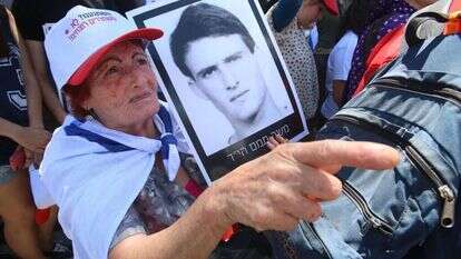 אימו של החייל משה תמם הי"ד אוחזת בתמונתו. | מרים צחי