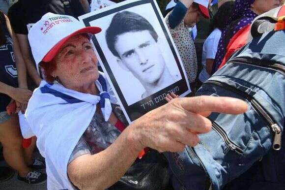 אימו של החייל משה תמם הי"ד אוחזת בתמונתו. | מרים צחי