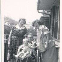 תמונת ארבעה דורות: יום הולדת שנה ליעקב. בתמונה סבתא רבתא ברטה, סבתא חנה ואימא אילזה. | באדיבות המשפחה