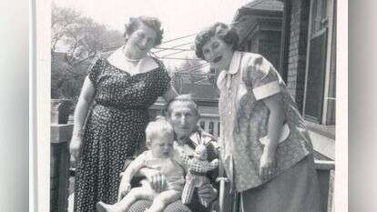 תמונת ארבעה דורות: יום הולדת שנה ליעקב. בתמונה סבתא רבתא ברטה, סבתא חנה ואימא אילזה. | באדיבות המשפחה