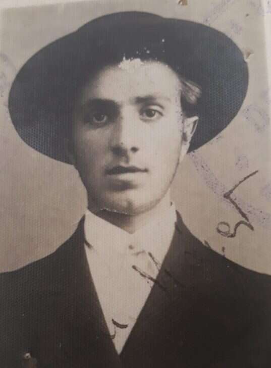 מאיר זיכרמן כנער חסיד סאטמר עם התלבושת המייצגת. | באדיבות המשפחה