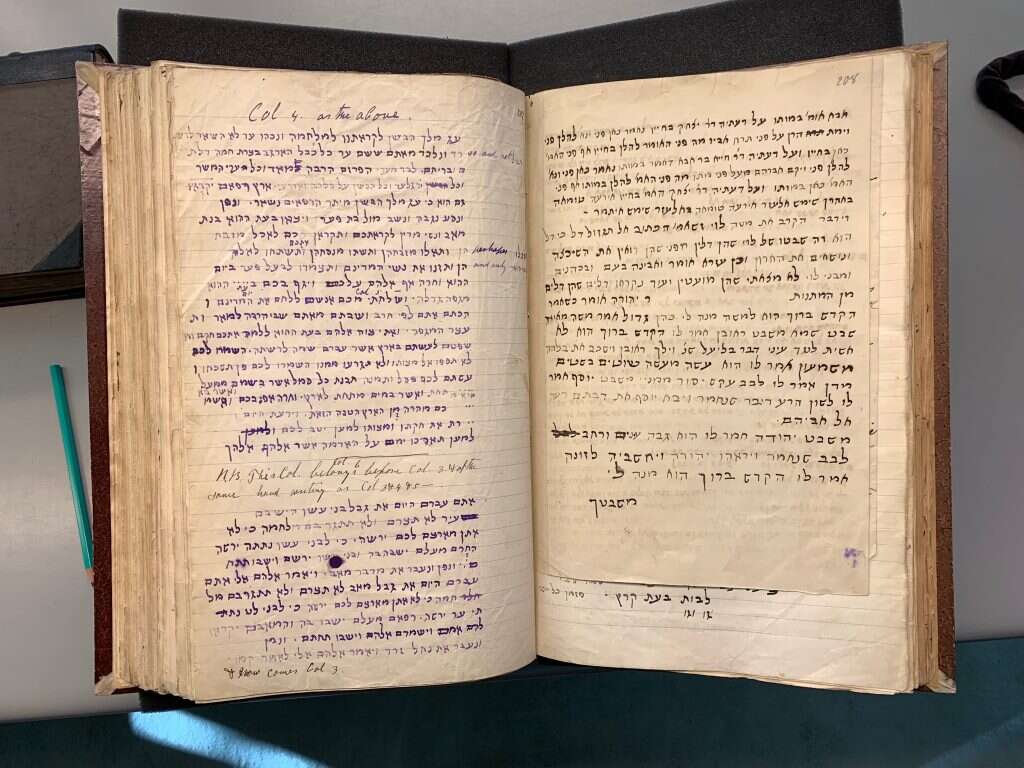 אי הבנות, סימני שאלה וטעויות פרשנות. מחברותיו של שפירא, שבהן ניסה לפענח את המגילה | פרופ' עידן דרשוביץ, באדיבות הספרייה הממלכתית של ברלין אי הבנות, סימני שאלה וטעויות פרשנות. מחברותיו של שפירא, שבהן ניסה לפענח את המגילה | פרופ' עידן דרשוביץ, באדיבות הספרייה הממלכתית של ברלין