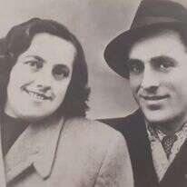 רבקה יונגר ומאיר זיכרמן אחרי אירוסיהם במחנה העקורים בפלדפינג, גרמניה, בשנת 1947. | באדיבות המשפחה