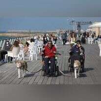 עוברים ושבים בתל אביב ללא מסכות. | EPA עוברים ושבים בתל אביב ללא מסכות. | EPA