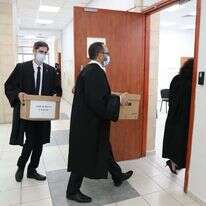 הפרקליטים נכנסים לאולם הדיונים במשפט נתניהו. | EPA