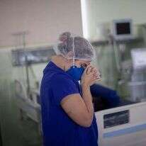 מתפללים לשלומם של החולים. | AFP מתפללים לשלומם של החולים. | AFP