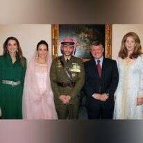 מימין: המלכה נור, מלך ירדן עבדלאללה, אחיו למחצה חמזה ורעייתו בסמה, והמלכה רניה. | AFP