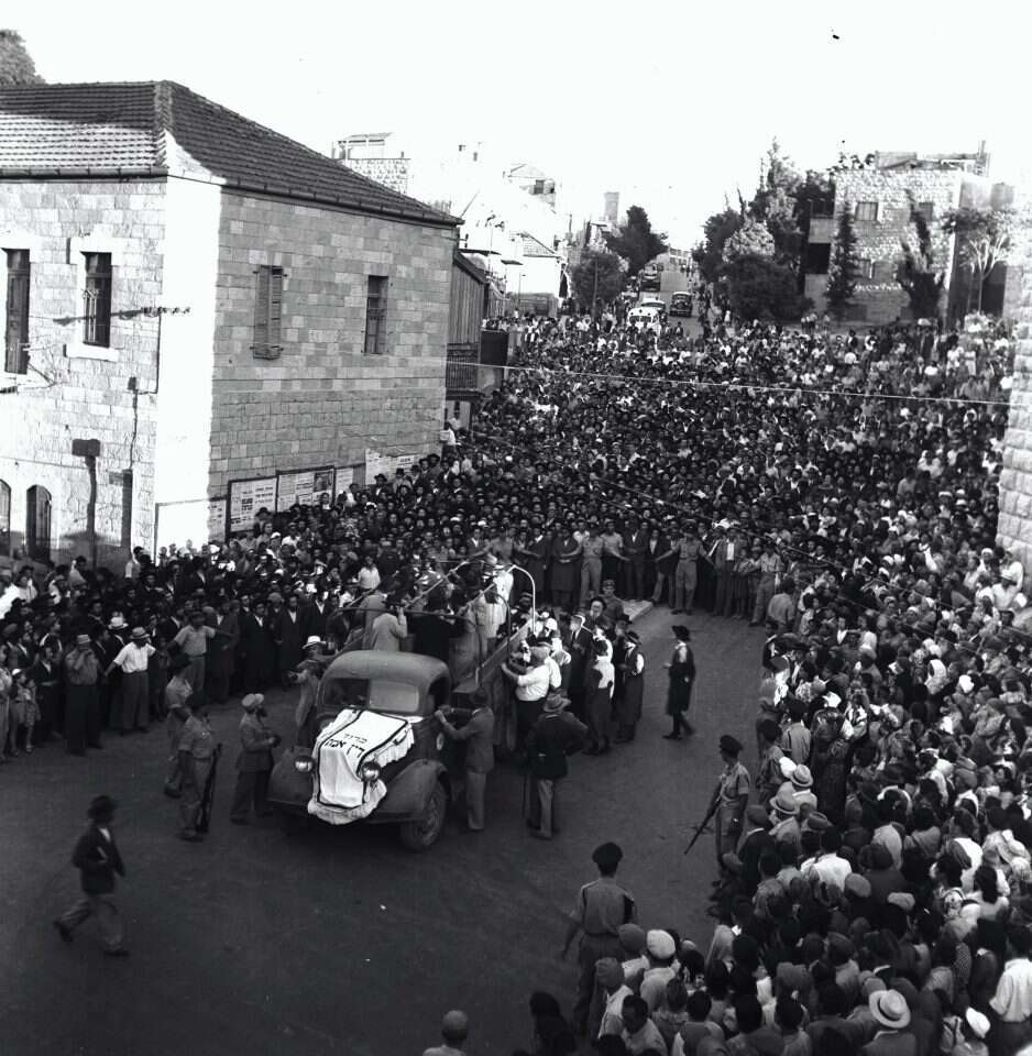 תושבי ירושלים בהלווית אפרם של 200,000 מהנספים במחנות ההשמדה באוסטריה. | ורנר בראון, ארכיון הצילומים של קק"ל.