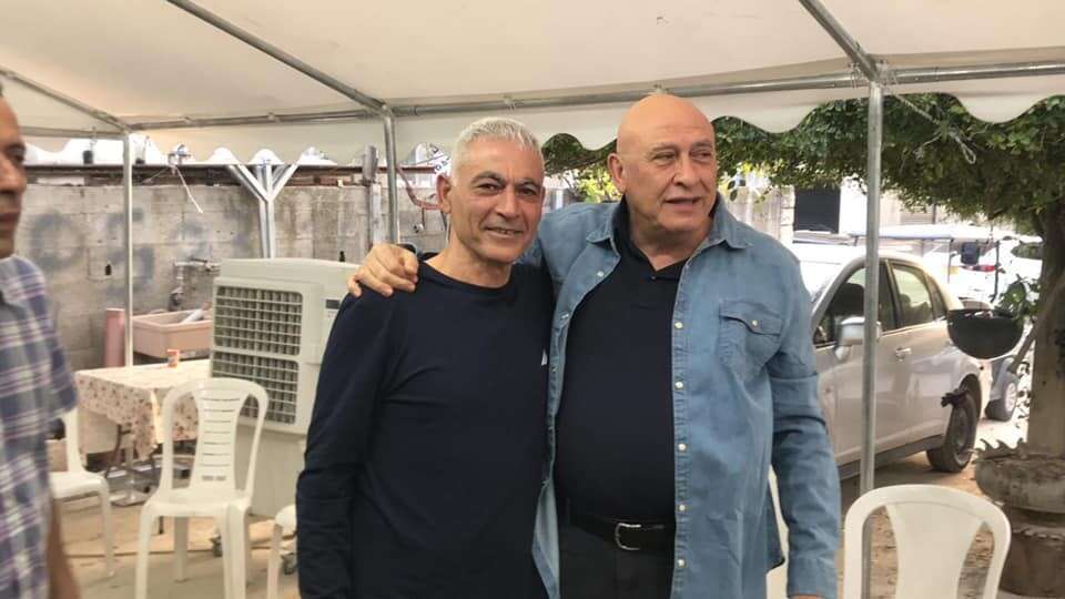 חכ"ל באסל גטאס מחבק את אבו מוך. | מסך מטוויטר