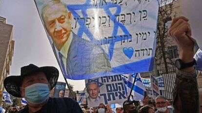 תומכי נתניהו מפגינים ליד בית המשפט בירושלים. | AFP