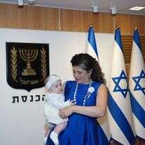 שרן השכל עם ביתה ביום השבעת הכנסת ה-24. | דוברות הכנסת, דני שם טוב