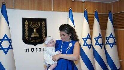 שרן השכל עם ביתה ביום השבעת הכנסת ה-24. | דוברות הכנסת, דני שם טוב