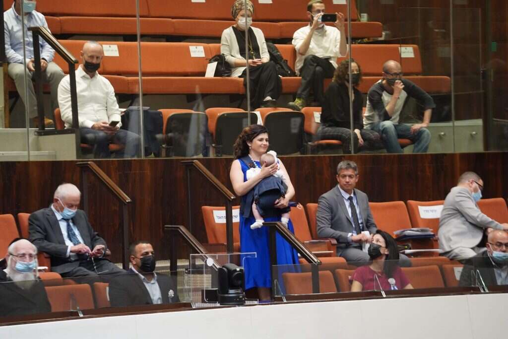 ח"כ שרן השכל בהשבעה יחד עם ביתה. | דני שם טוב ח"כ שרן השכל בהשבעה יחד עם ביתה. | דני שם טוב