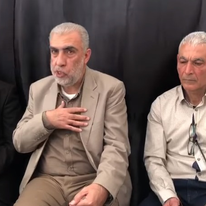 מימין: המחבל המשוחרר רושדי אבו מוך, יו"ר התנועה האיסלאמית הפלג הצפוני השייח כמאל חטיב, השייח חירי אכסנדר מג'אדלה, איש דת מקומי מבאקה אל גרביה. | מתוך דף הפייסבוק "מולדתי 48"