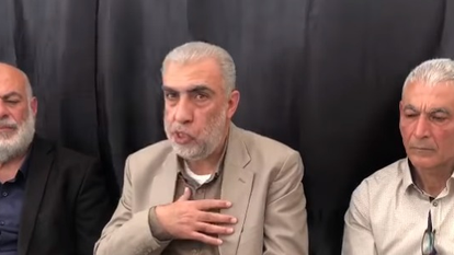 מימין: המחבל המשוחרר רושדי אבו מוך, יו"ר התנועה האיסלאמית הפלג הצפוני השייח כמאל חטיב, השייח חירי אכסנדר מג'אדלה, איש דת מקומי מבאקה אל גרביה. | מתוך דף הפייסבוק "מולדתי 48"