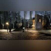 האנדרטה בדוגמת בית כנסת בבאבי־יאר. | מרכז ההנצחה בבאבי־יאר