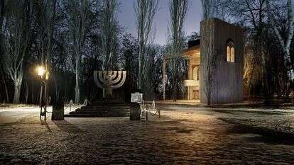 האנדרטה בדוגמת בית כנסת בבאבי־יאר. | מרכז ההנצחה בבאבי־יאר