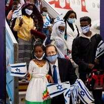 יו"ר הסוכנות יצחק הרצוג עם עולה צעירה מאתיופיה. | זיו קורן