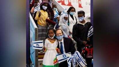 יו"ר הסוכנות יצחק הרצוג עם עולה צעירה מאתיופיה. | זיו קורן