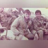 משה תמם (במרכז) במהלך שירותו הצבאי. | באדיבות המשפחה