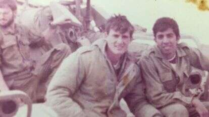 משה תמם (במרכז) במהלך שירותו הצבאי. | באדיבות המשפחה