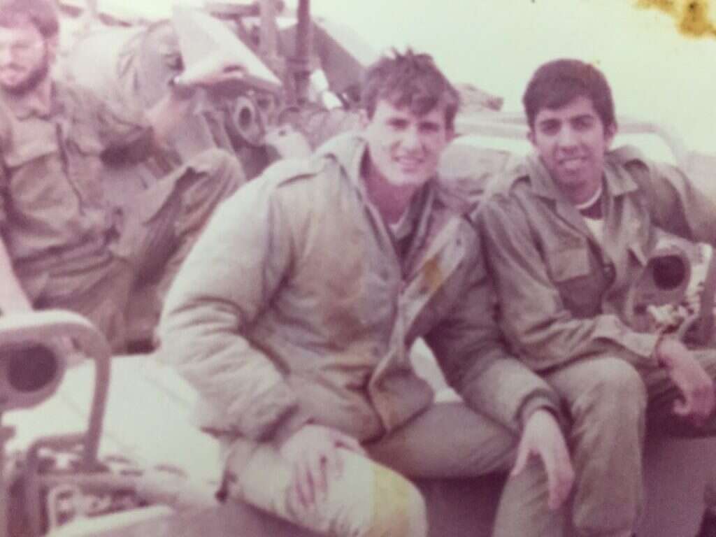 משה תמם (במרכז) במהלך שירותו הצבאי. | באדיבות המשפחה