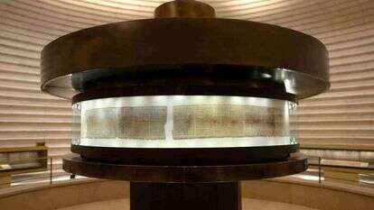 במערות קומראן נמצאו למעלה
מ־ 15 אלף קטעי מגילות זעירים,
שרבות מהן שרדו בכדים, אך הם לא
היו בהכרח גניזה במובנה כיום. | לע"מ