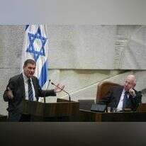 נאבק באקטיביזם השיפוטי שהוא עצמו היה שותף להיווצרותו. חיים רמון בנאום בכנסת לצד היו"ר רובי ריבלין, 2009. | מרים אלסטר, פלאש 90