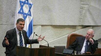 נאבק באקטיביזם השיפוטי שהוא עצמו היה שותף להיווצרותו. חיים רמון בנאום בכנסת לצד היו"ר רובי ריבלין, 2009. | מרים אלסטר, פלאש 90 נאבק באקטיביזם השיפוטי שהוא עצמו היה שותף להיווצרותו. חיים רמון בנאום בכנסת לצד היו"ר רובי ריבלין, 2009. | מרים אלסטר, פלאש 90