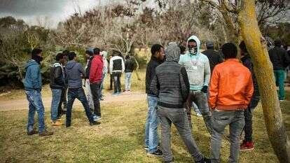 מבחינת הגלובליסטים האזרחים אינם בעליה של מדינת הלאום, והשתקעות בארץ כלשהי היא זכותו של כל מהגר עבודה. מהגרים אפריקאים, ירושלים 2017. | סבי ברן, פלאש 90