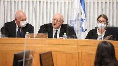 השופט מחצר נושא דברי פרידה. | אמיל סלמן