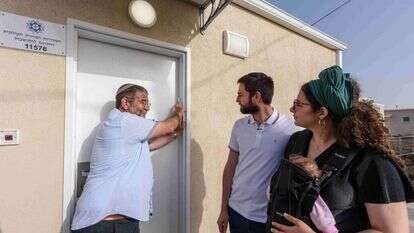 ראש המועצה חיים רוקח קובע מזוזה בביתה החדש של משפחת ביבר. | אייל מרגולין - ג׳יני