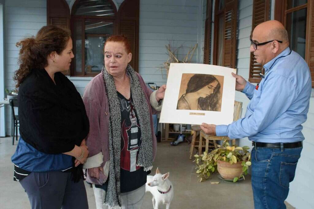 "אני זוכרת שהוריי התעסקו אחרי מותה בחפצים שלה, אבל הם לא לקחו את הציורים". פרקש מעניק ציור של שחראית לרונית שחראי ולאמילי סילברמן. | אייל מרגולין - ג'יני