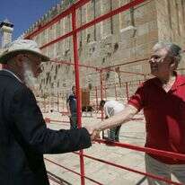 אליקים העצני בפגישה עם הרב לוינגר ז"ל ליד מערת המכפלה בחברון. | מירי צחי