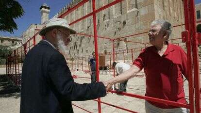 אליקים העצני בפגישה עם הרב לוינגר ז"ל ליד מערת המכפלה בחברון. | מירי צחי