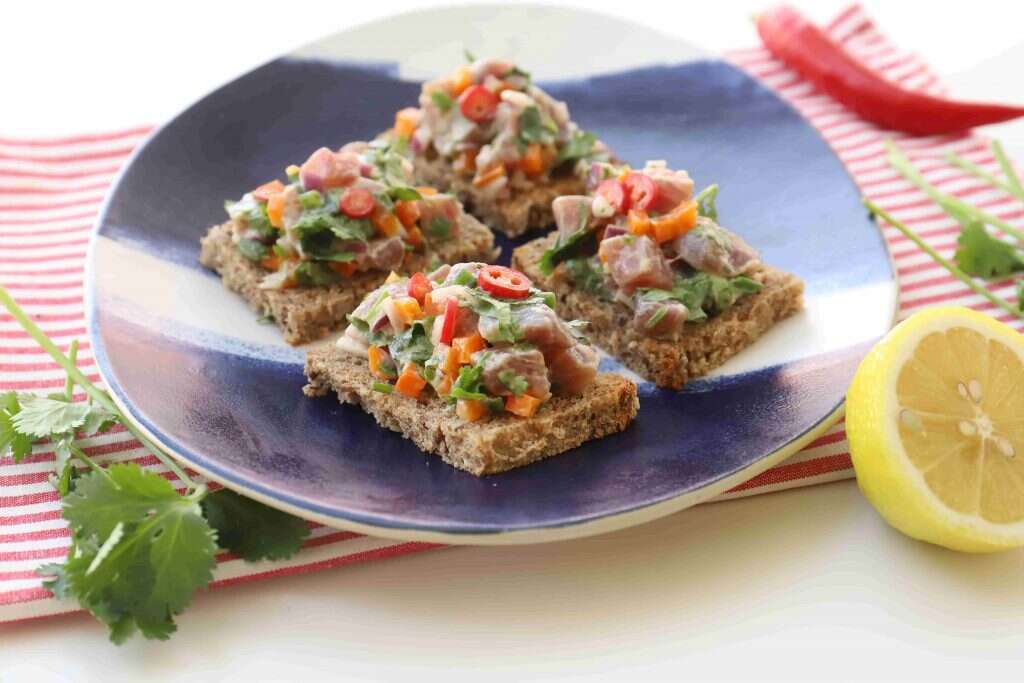 סביצ׳ה טונה על טוסטונים. | אפרת ליכטנשטט