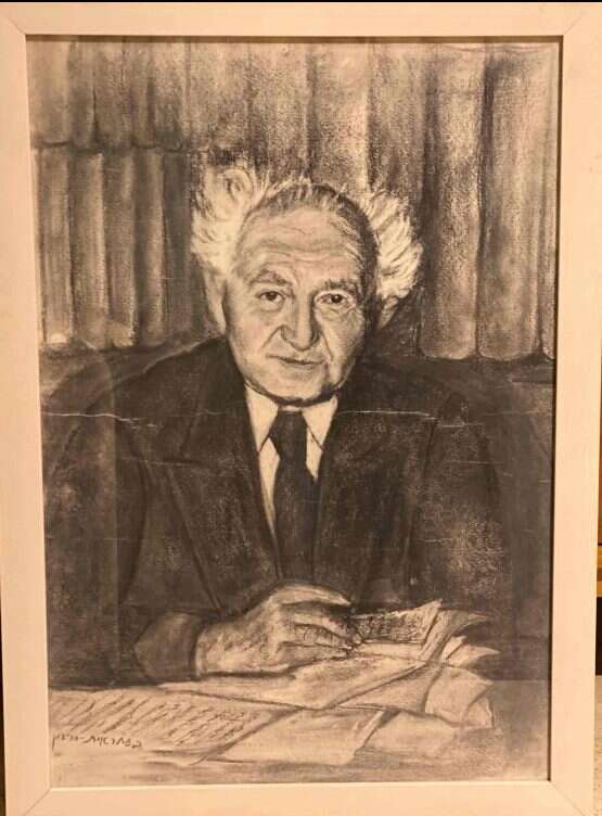 קישט את משרדה של
מנהלת צריף בן־גוריון
בשדה בוקר. דיוקן בן־גוריון
שציירה שחראית. | באדיבות ארכיון וצריף בן גוריון