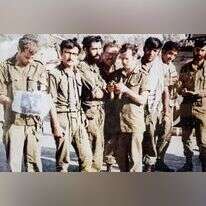 אבנר יונה, הבחור המזוקן במרכז, יום אחד לפני שנהרג. באדיבות המשפחה