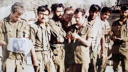 אבנר יונה, הבחור המזוקן במרכז, יום אחד לפני שנהרג. באדיבות המשפחה