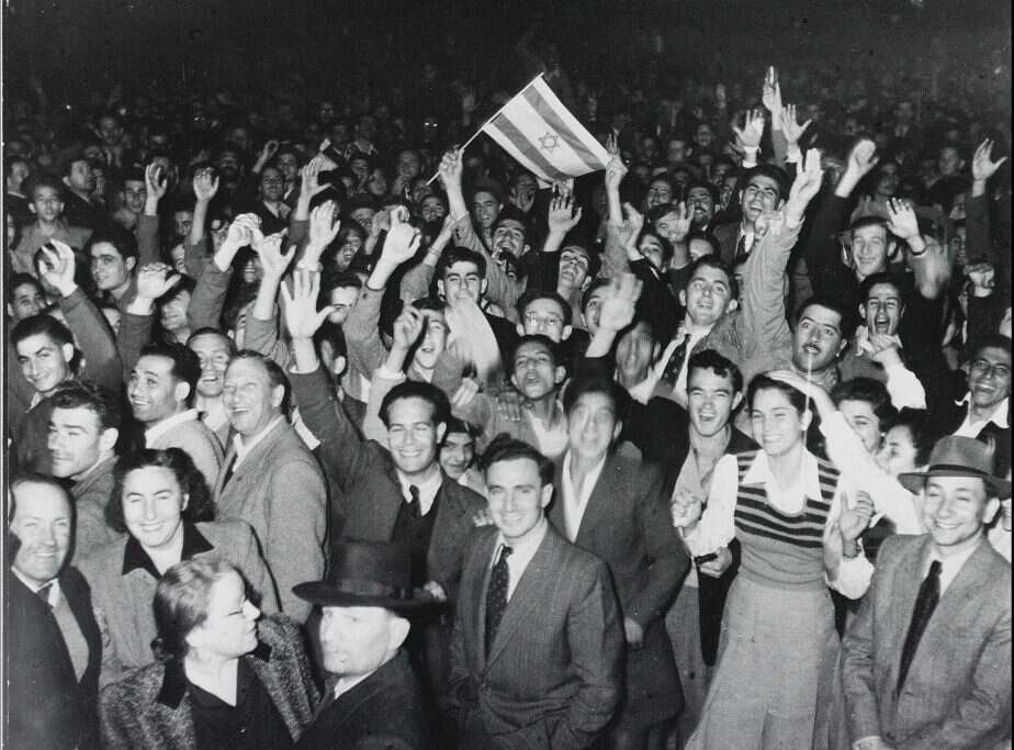 החגיגות בתל־אביב לאחר הכרזת האו"ם. | הנס פין, לע"מ