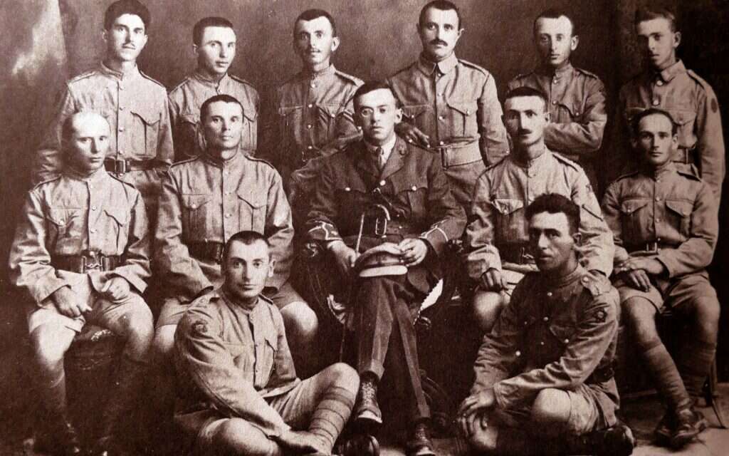 "מנהיג שהיה הוגה דעות ו־80 שנה אחרי שנפטר עדיין נותן חומר למחשבה". 
ז'בוטינסקי (מרכז) עם חיילי הלגיון היהודי, 1918 | גטי אימג'ס