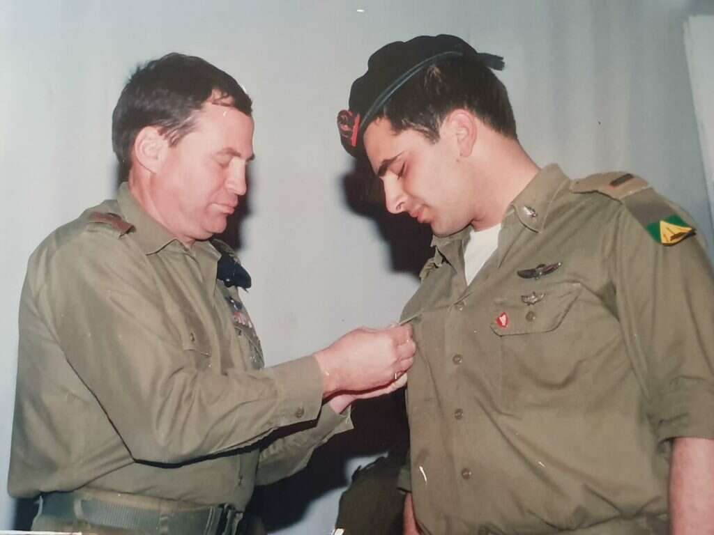 ח"כ אופיר סופר מקבל צל"ש מאלוף הפיקוד, עוזי דיין. | אריאל אליוסף