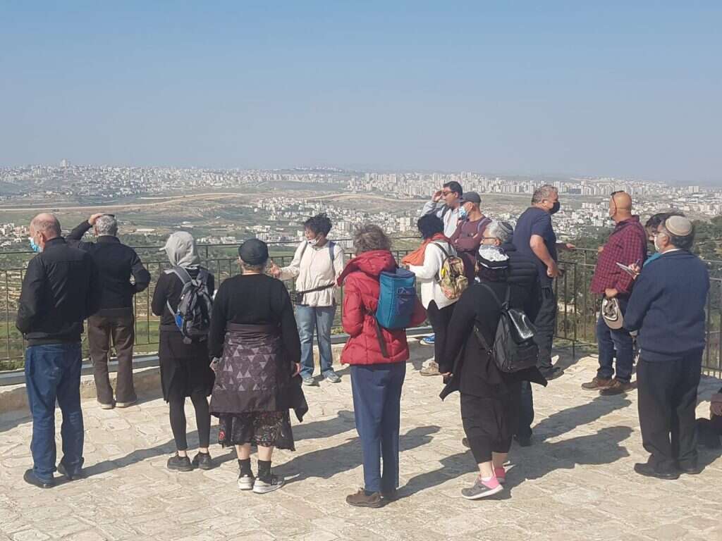 משתתפי הסיור בנבי סמואל. | משה מאירסדורף