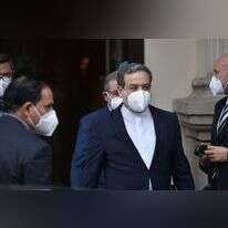 סגן שר החוץ האיראני העומד בראש המשלחת האיראנית לווינה, עבאס ערקצ'י בצאתו מן השיחות. | AFP