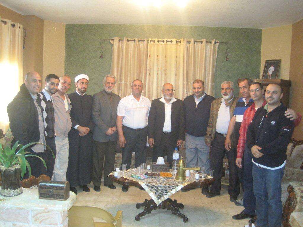 מנסור עבאס ובכירי התנועה האסלאמית עם משפחתו של פאוזי נימר בעכו