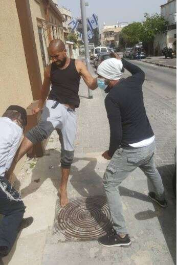 ערבים ביפו מכים את ראש הישיבה הרב אליהו מאלי