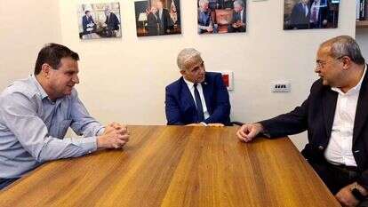 יאיר לפיד בפגישה עם איימן עודה ואחמד טיבי