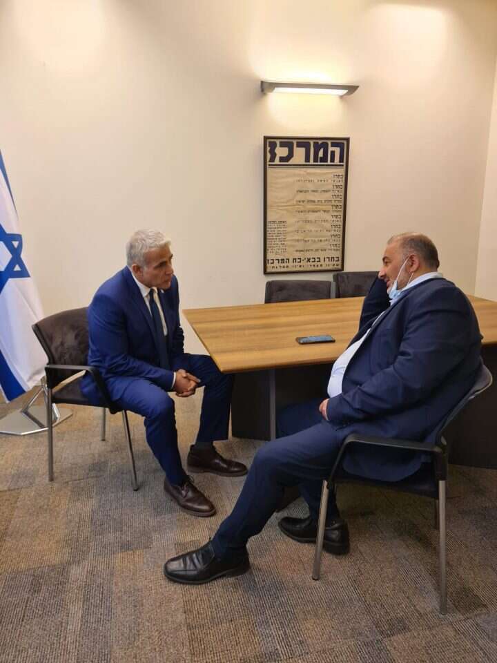 יאיר לפיד בפיגשה עם מנסור עבאס