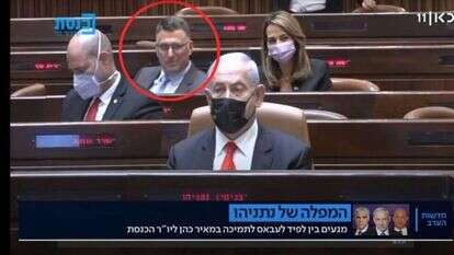 סער קורץ. | מסך: כאן 11